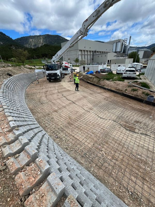 Saha ve zemin betonu dökümü